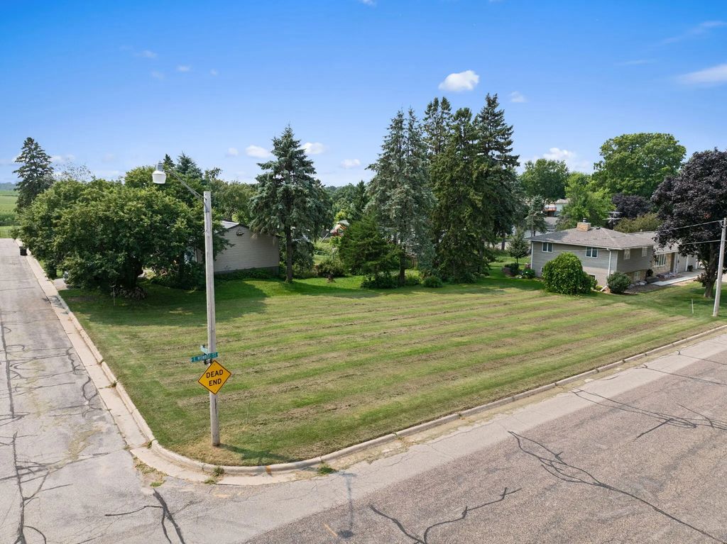 418 Monroe St E, Caledonia