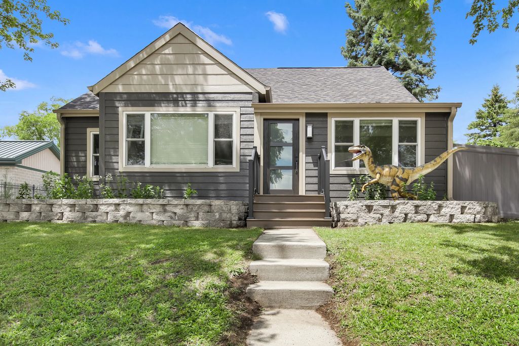 131 Kettle Moraine Dr N, Slinger