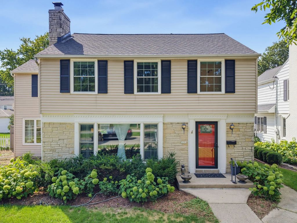 5251 N Santa Monica Blvd, Whitefish Bay