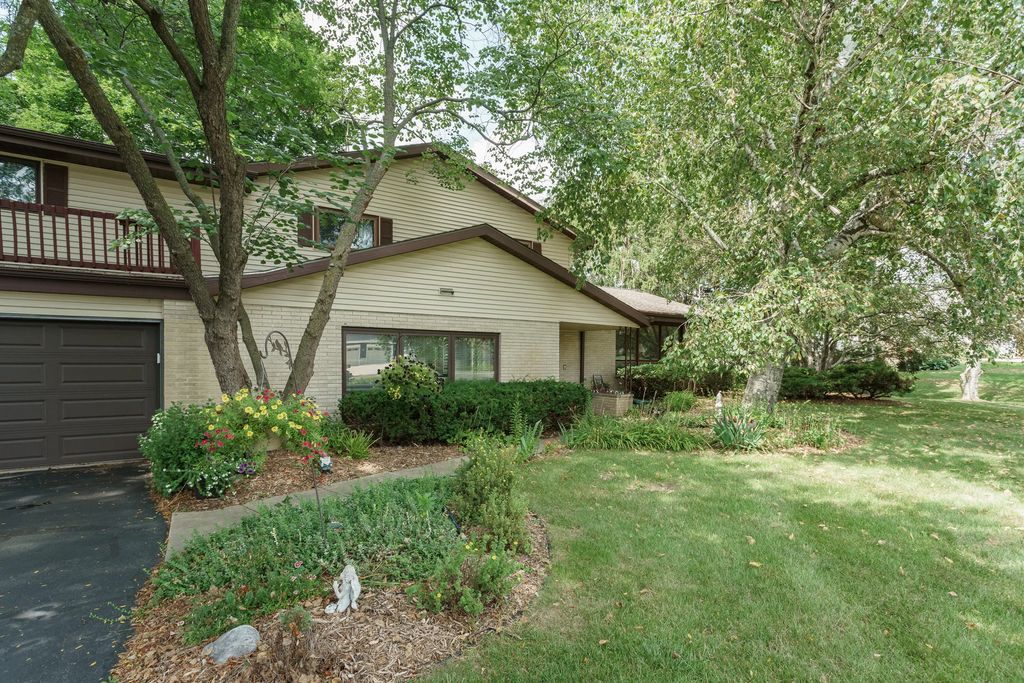 1408 Country Club Ln, Watertown