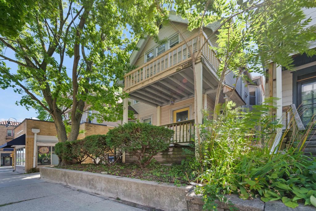 1972 N Farwell Ave, Milwaukee