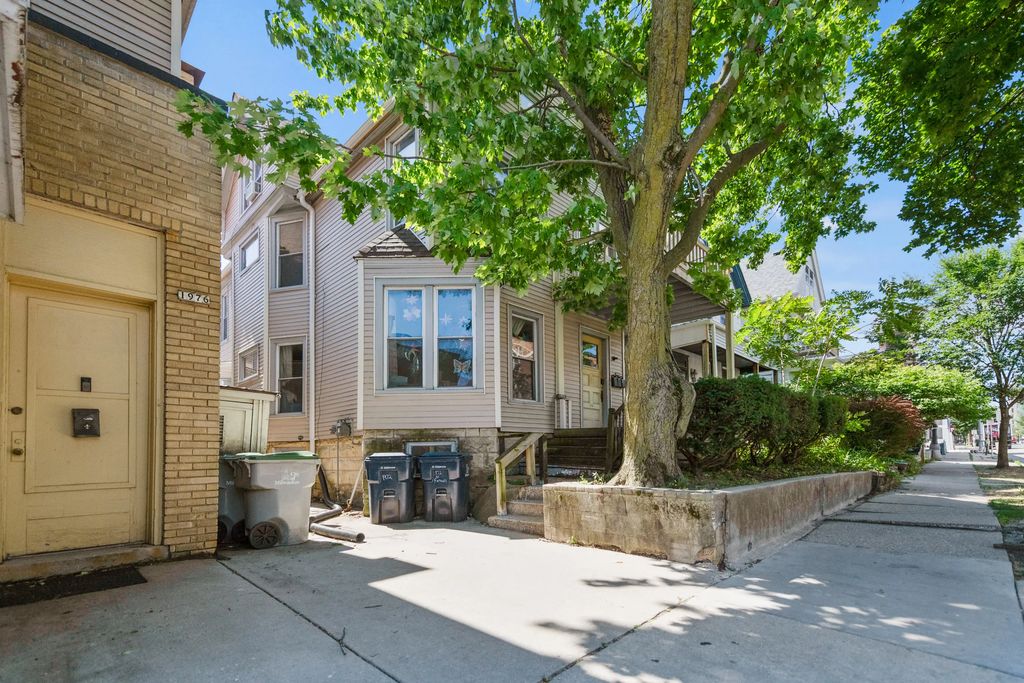 1972 N Farwell Ave, Milwaukee