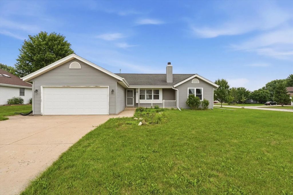 124 Small Farm Rd, Mukwonago