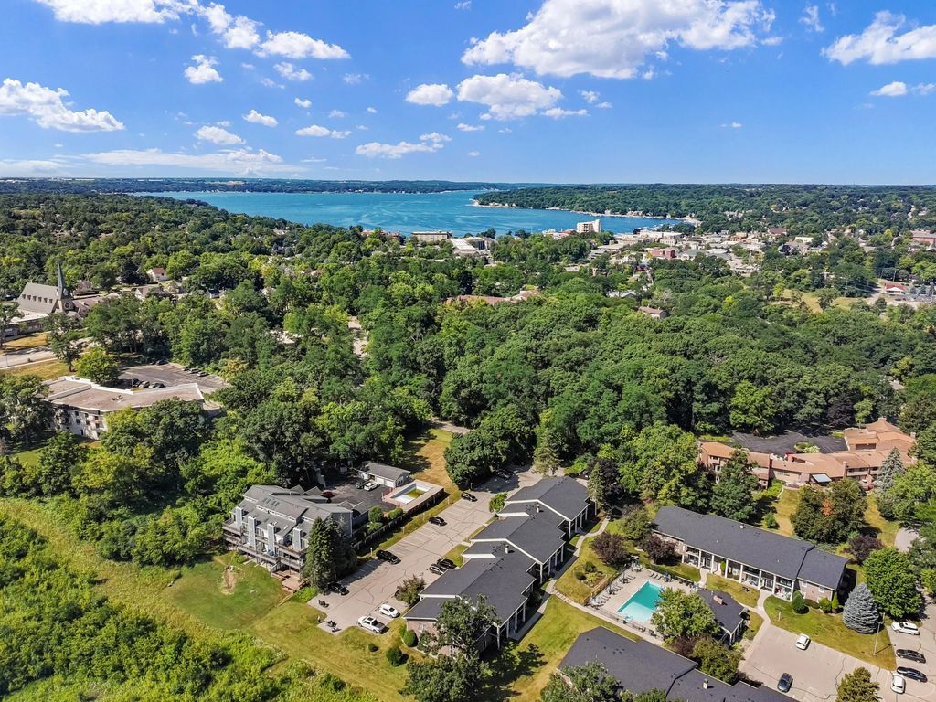 110 Hank Jay Dr E, Lake Geneva