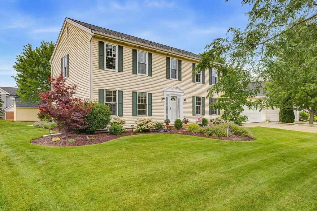 688 W Hickory Ln, Saukville