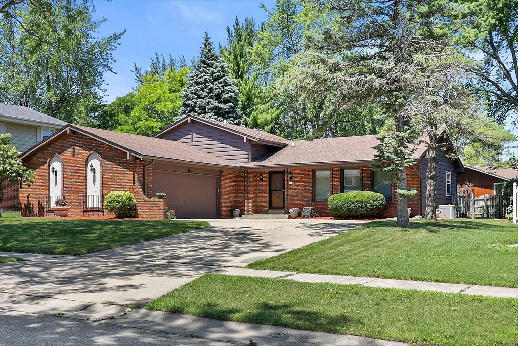 480 E Arthur Dr, Oak Creek
