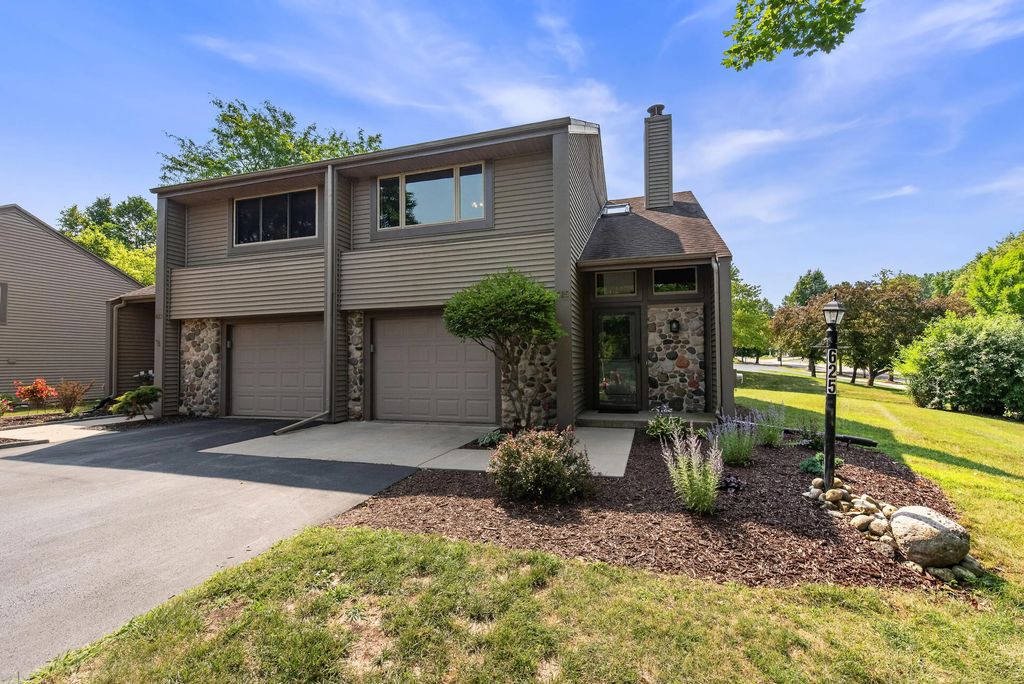 625 Tamarack Dr W, West Bend