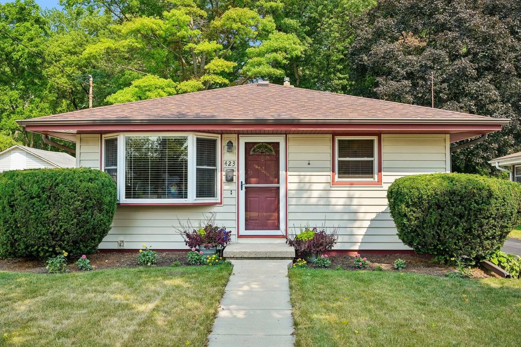 423 N Hine Ave, Waukesha