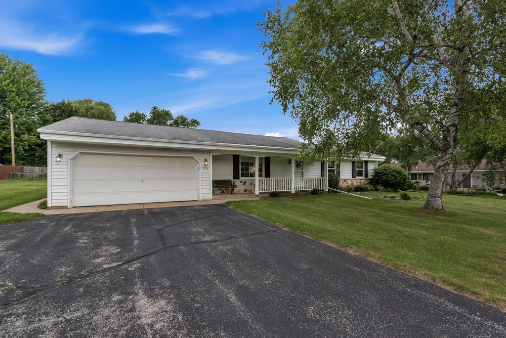 W154n6431 Marvel Dr, Menomonee Falls
