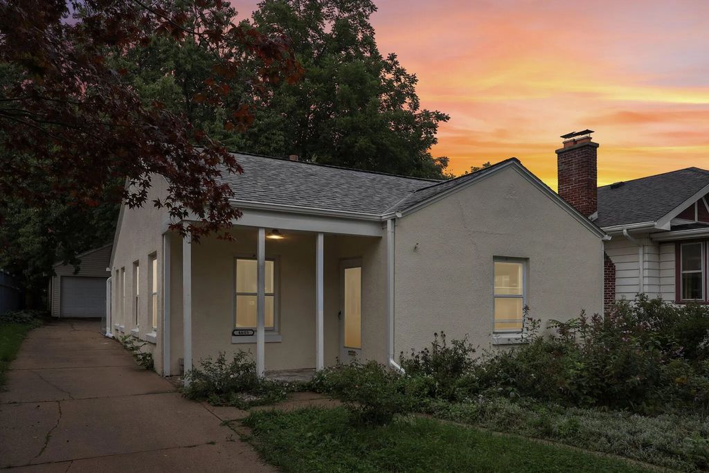 4605 N Sheffield Ave, Shorewood