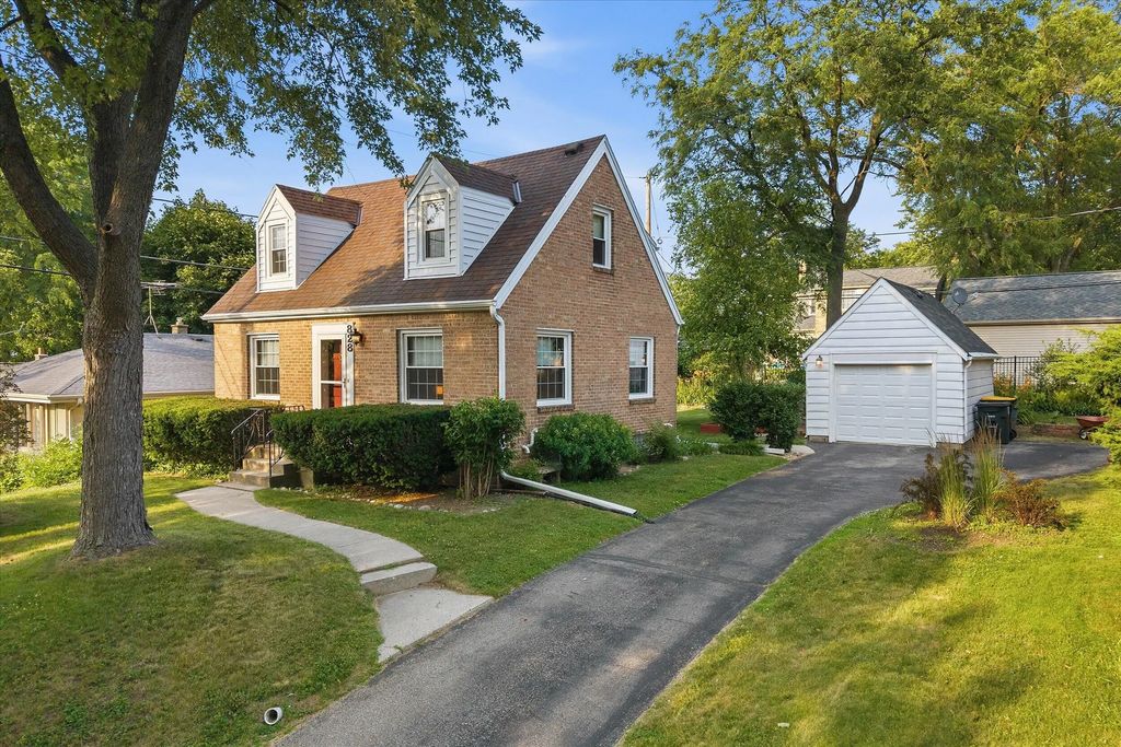 828 N 113th St, Wauwatosa