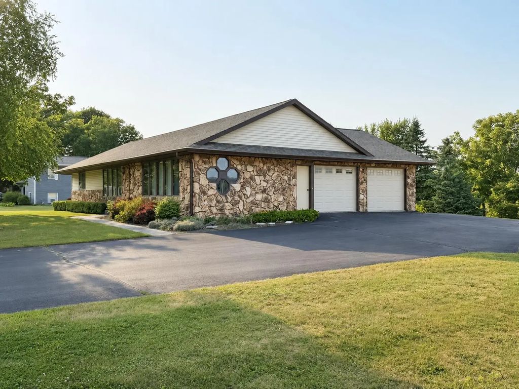 116 Colonial Dr, Saint Nazianz