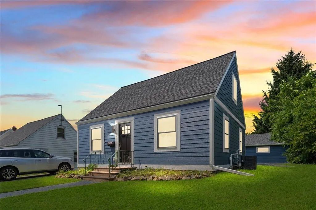 1136 N 8th Ave, West Bend