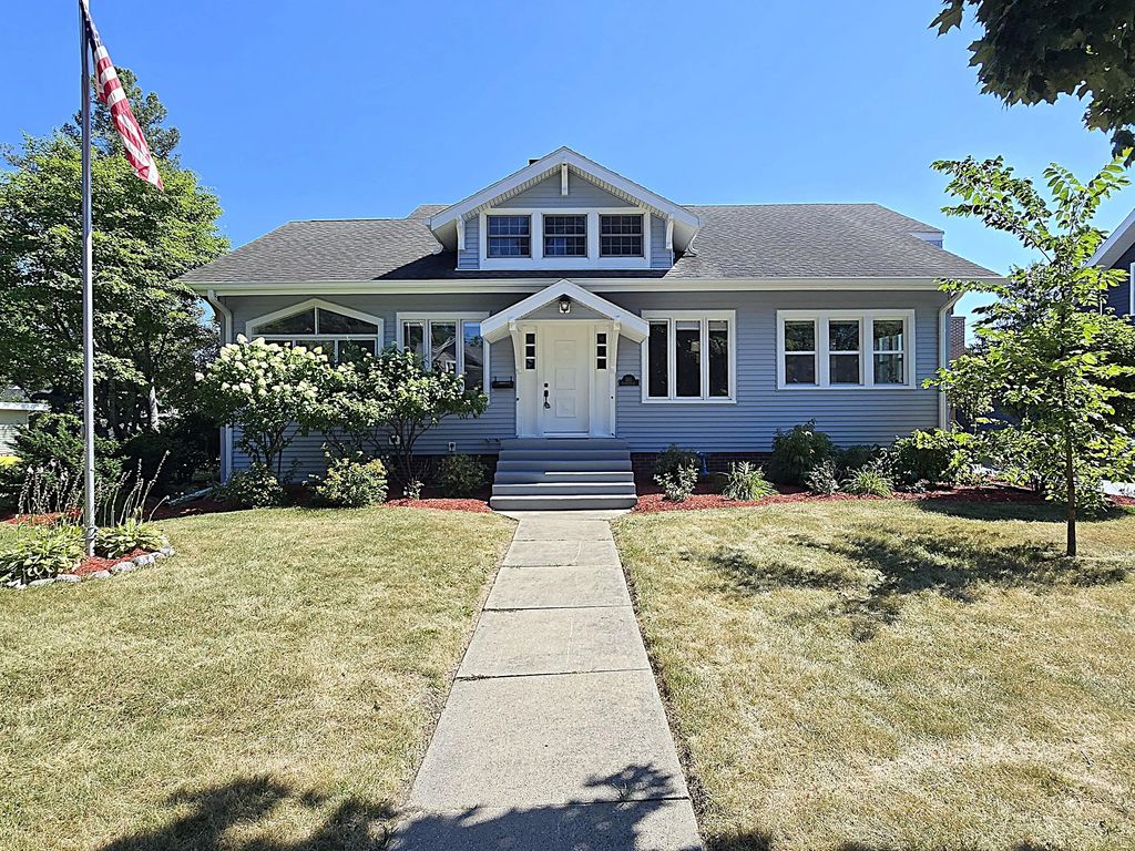 215 Randall Pl, Elkhorn