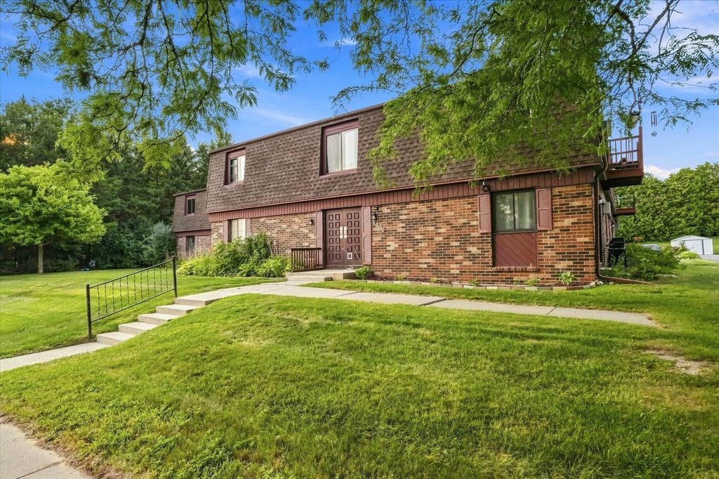 1406 Creek Rd 7, West Bend