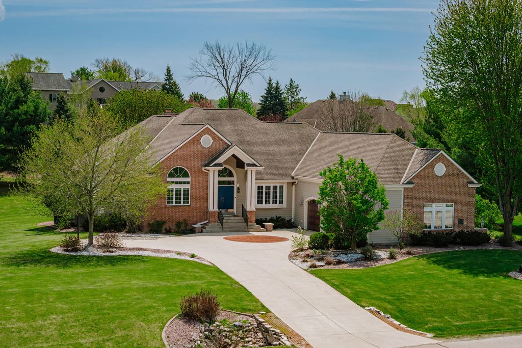 W251s5204 Poppy Fields Rd, Waukesha