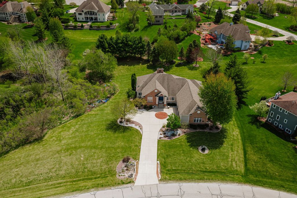 W251s5204 Poppy Fields Rd, Waukesha