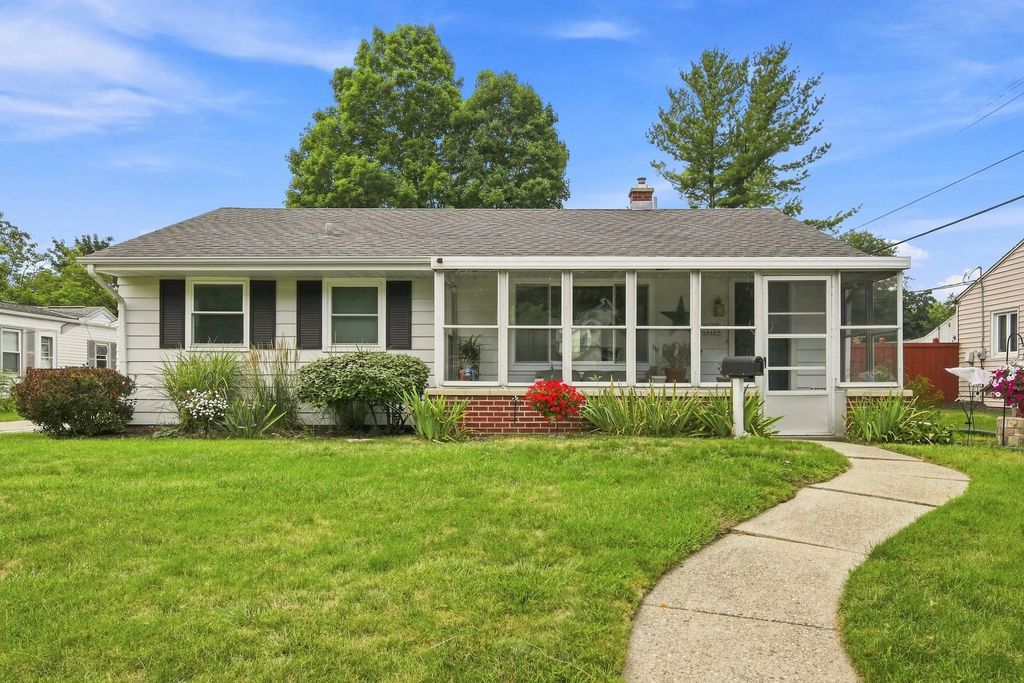 W169n8609 Sheridan Dr, Menomonee Falls
