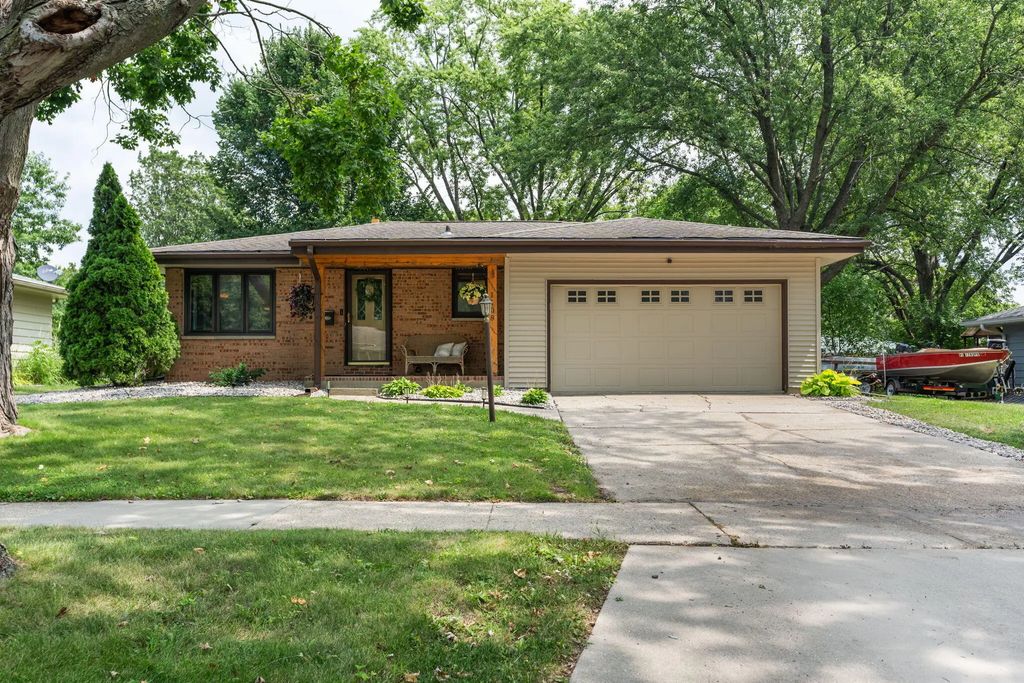 1108 Erie Dr, Janesville