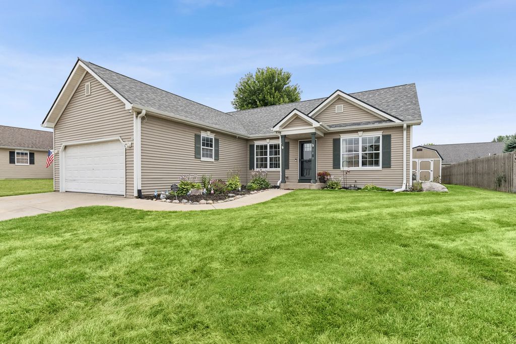 1409 E Pinecrest Ln, Elkhorn