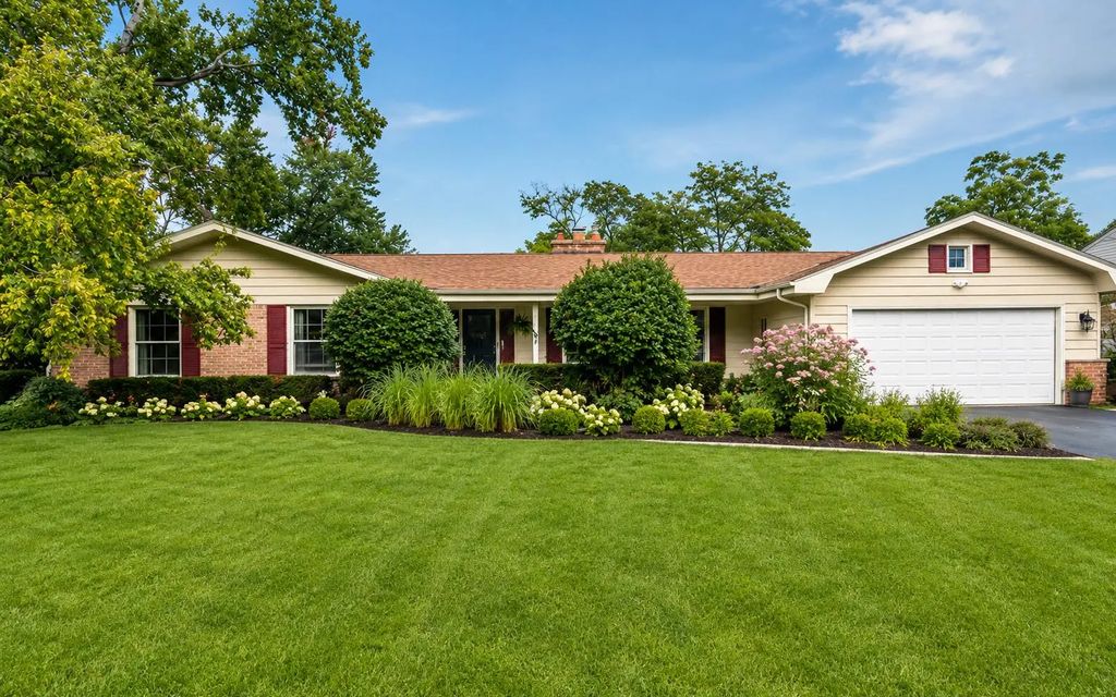 8934 N Lake Dr, Bayside
