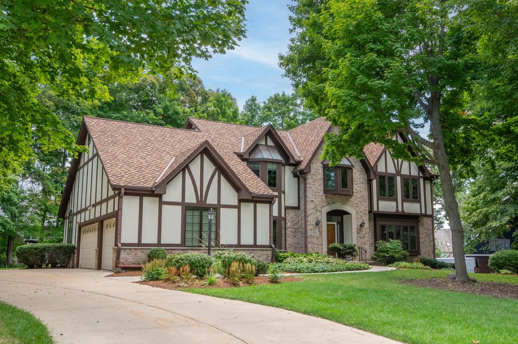 3820 Charter Point Ct, Brookfield