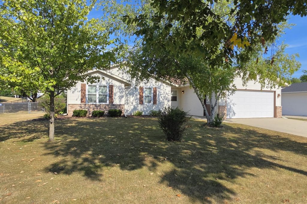 280 Crestview Ln, Lake Mills
