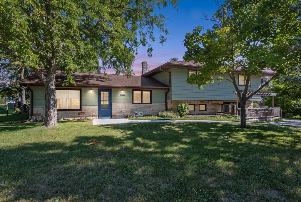 2320 E Sandy Acre Rd, West Bend