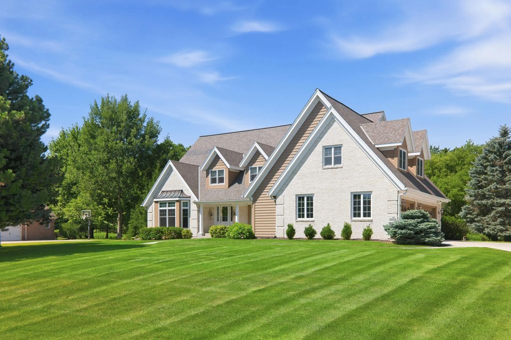 N28w30219 Red Hawk Ct, Delafield