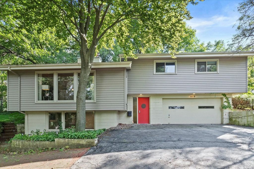 609 Downing Dr, Waukesha