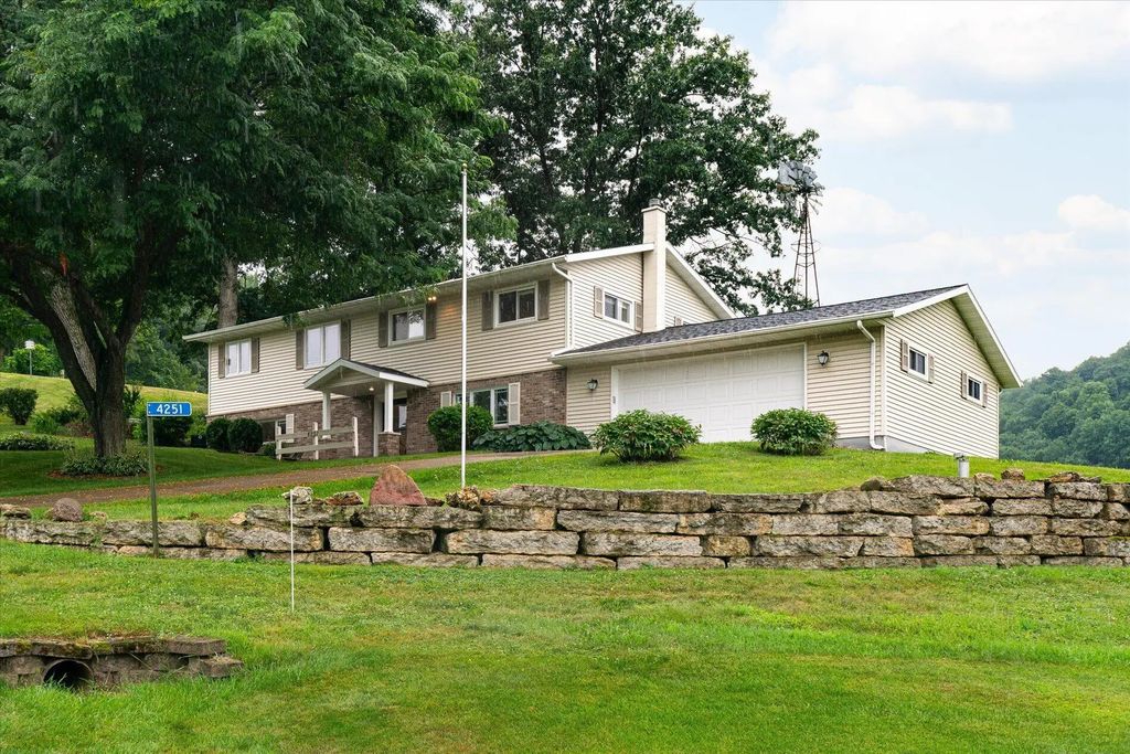 4251 Paar St, La Crescent