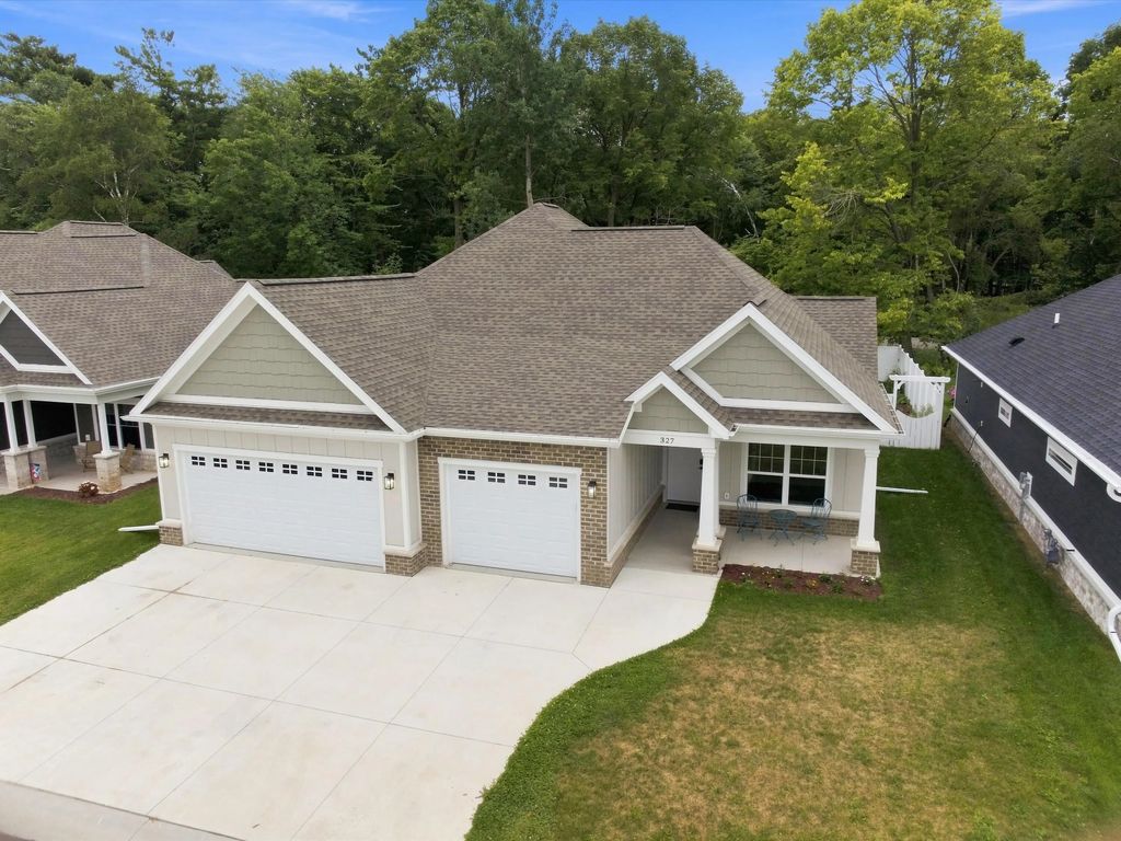 327 Lynx Ln, Manitowoc