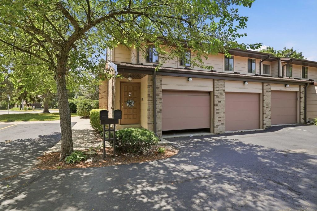 405 Cheviot Chase - 1, Waukesha