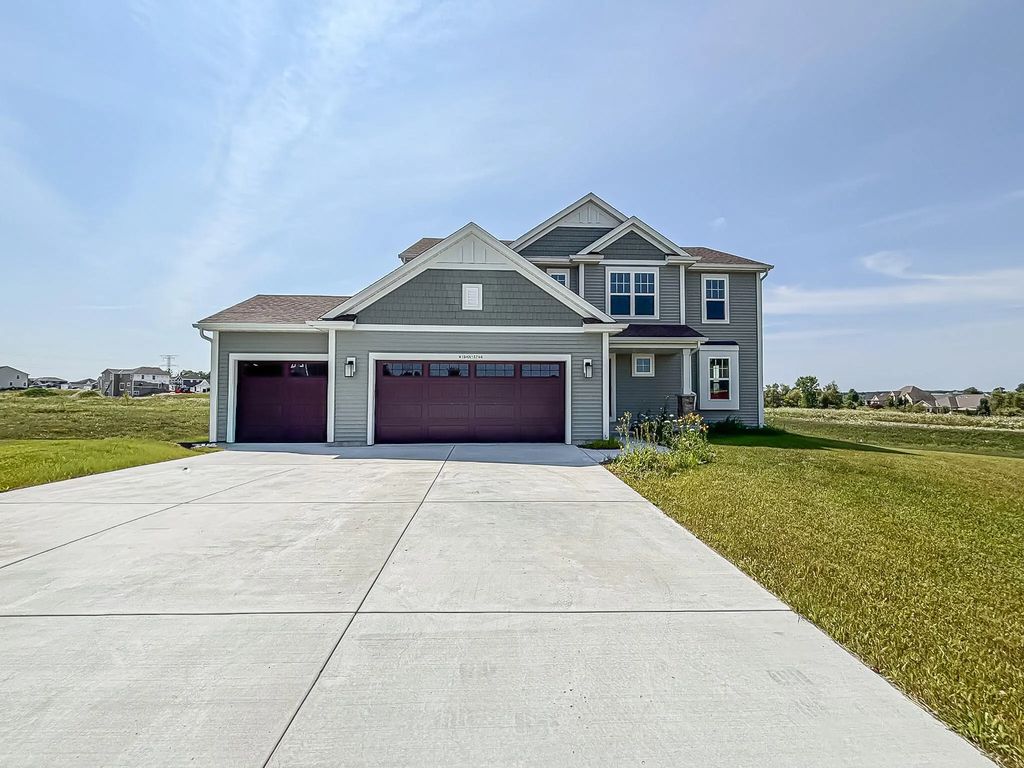 W194n15744 East Gate Ct, Jackson