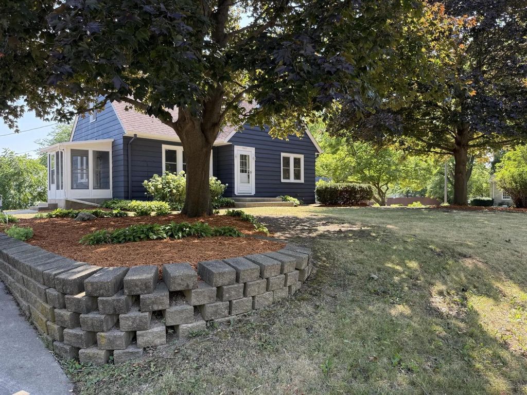 10431 W Courtland Ave, Wauwatosa