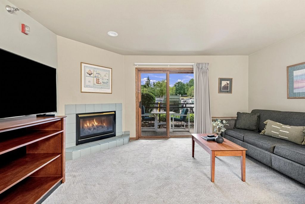 111 Center St 235, Lake Geneva