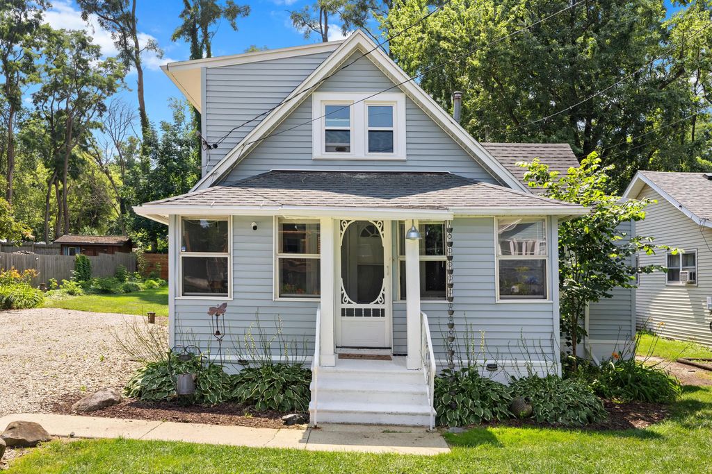 705 Hickory Rd, Twin Lakes
