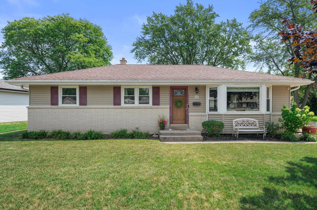W147n8446 Manchester Dr, Menomonee Falls