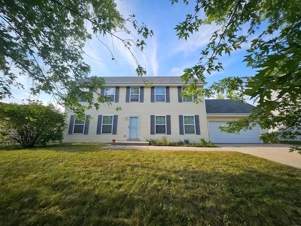588 E Randy Rd, Oak Creek