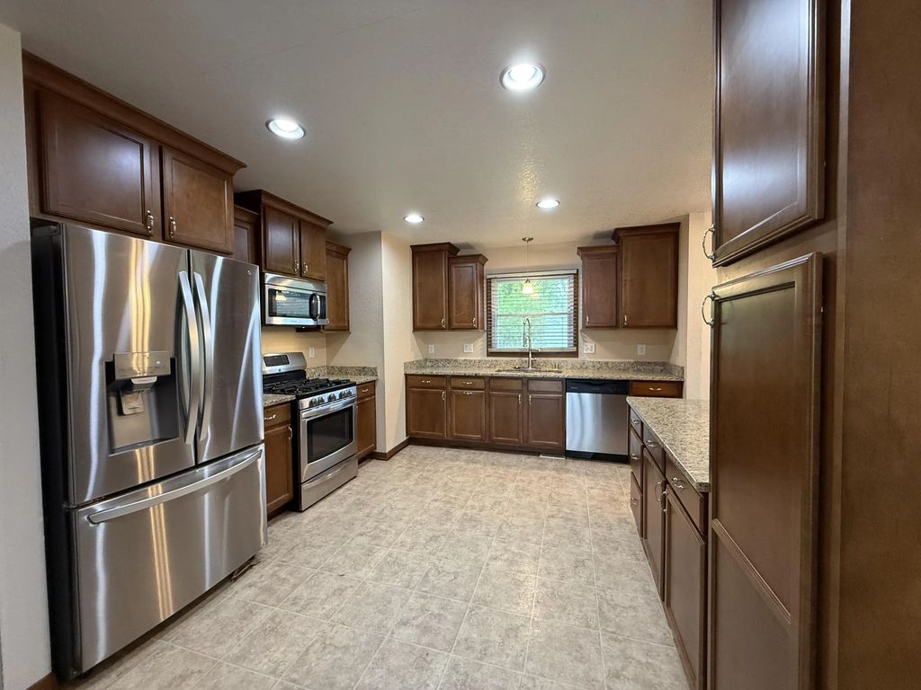 3420 Ivy Ln, Caledonia