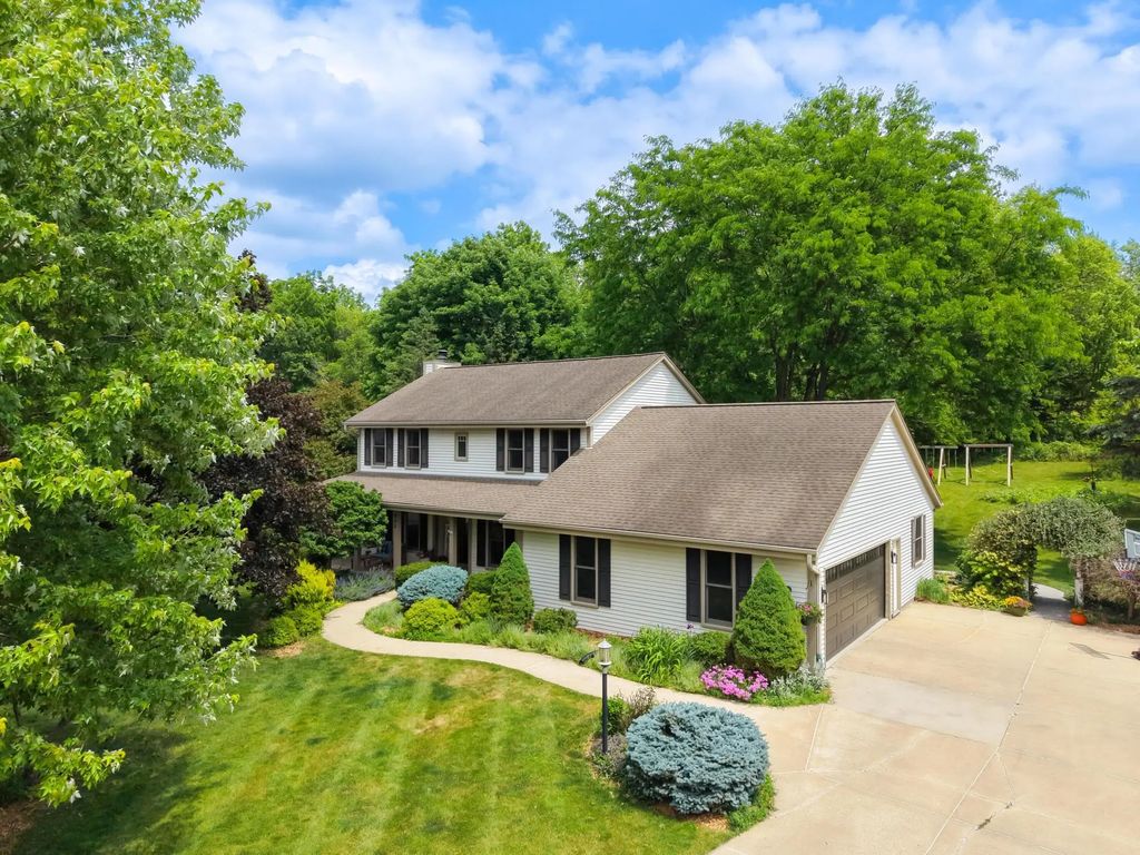 952 Greenway Ter, Hartland