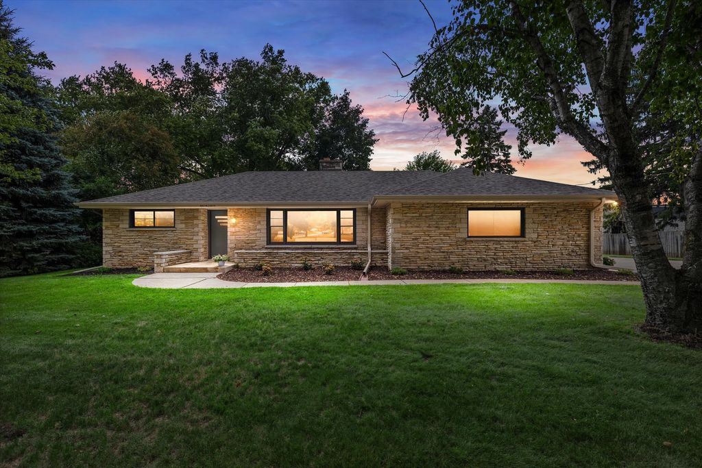 N61w23015 Silver Spring Dr, Sussex