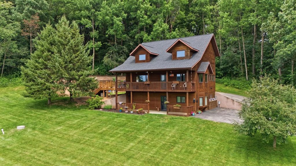 W16402 Malchaski Ln, Gale
