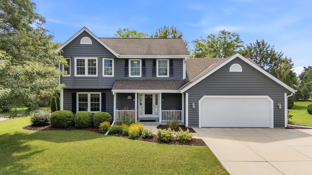 W170n5141 Fair Oak Pkwy, Menomonee Falls