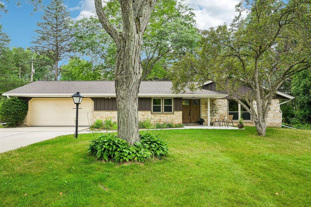 1389 Glenbrook Dr, Cedarburg