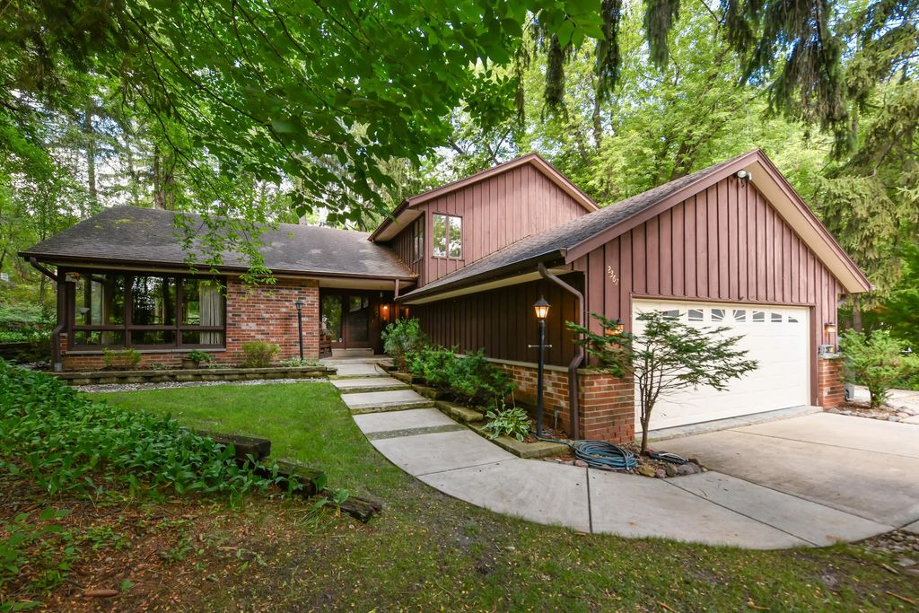 2367 S 118th St, West Allis