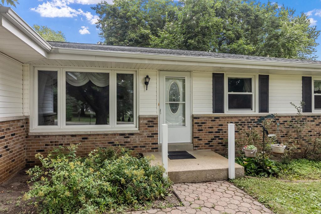 N7694 Rendell Dr, La Grange