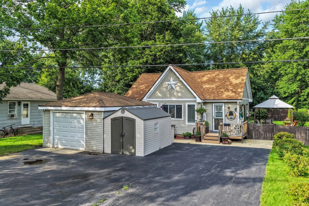 7557 Shorewood Dr, Salem Lakes
