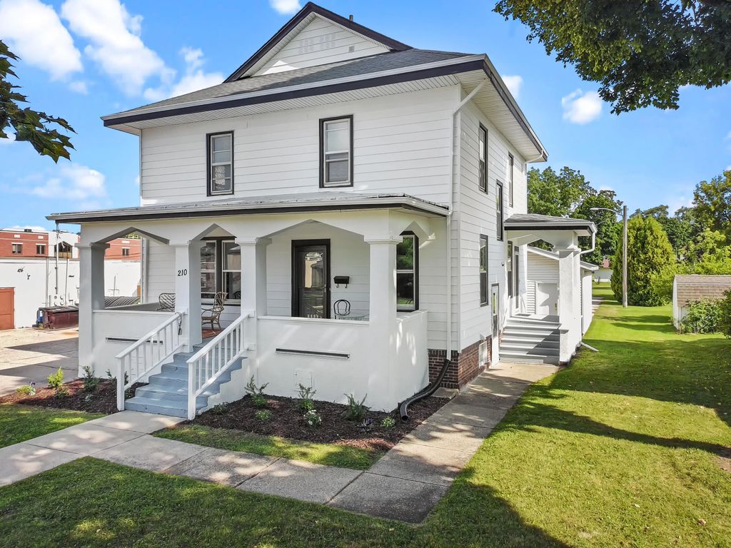 210 E Walworth St, Elkhorn