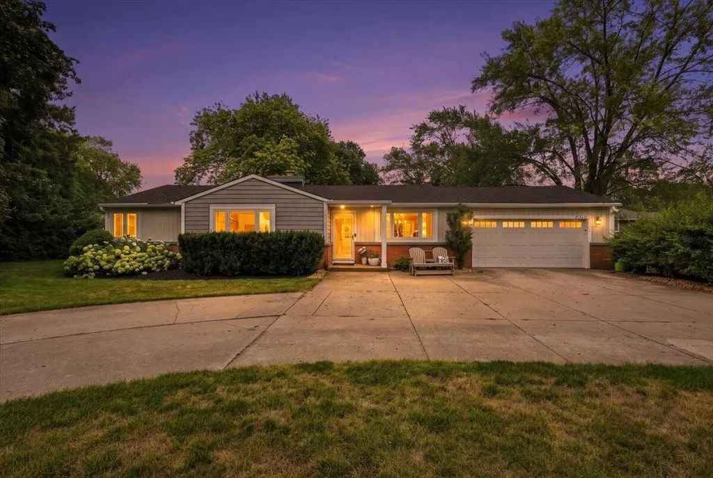 17265 Country Ln, Brookfield